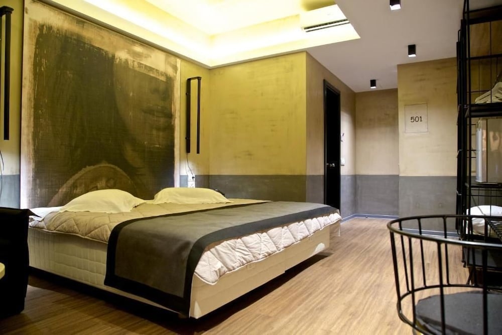 Adonis City Hotel