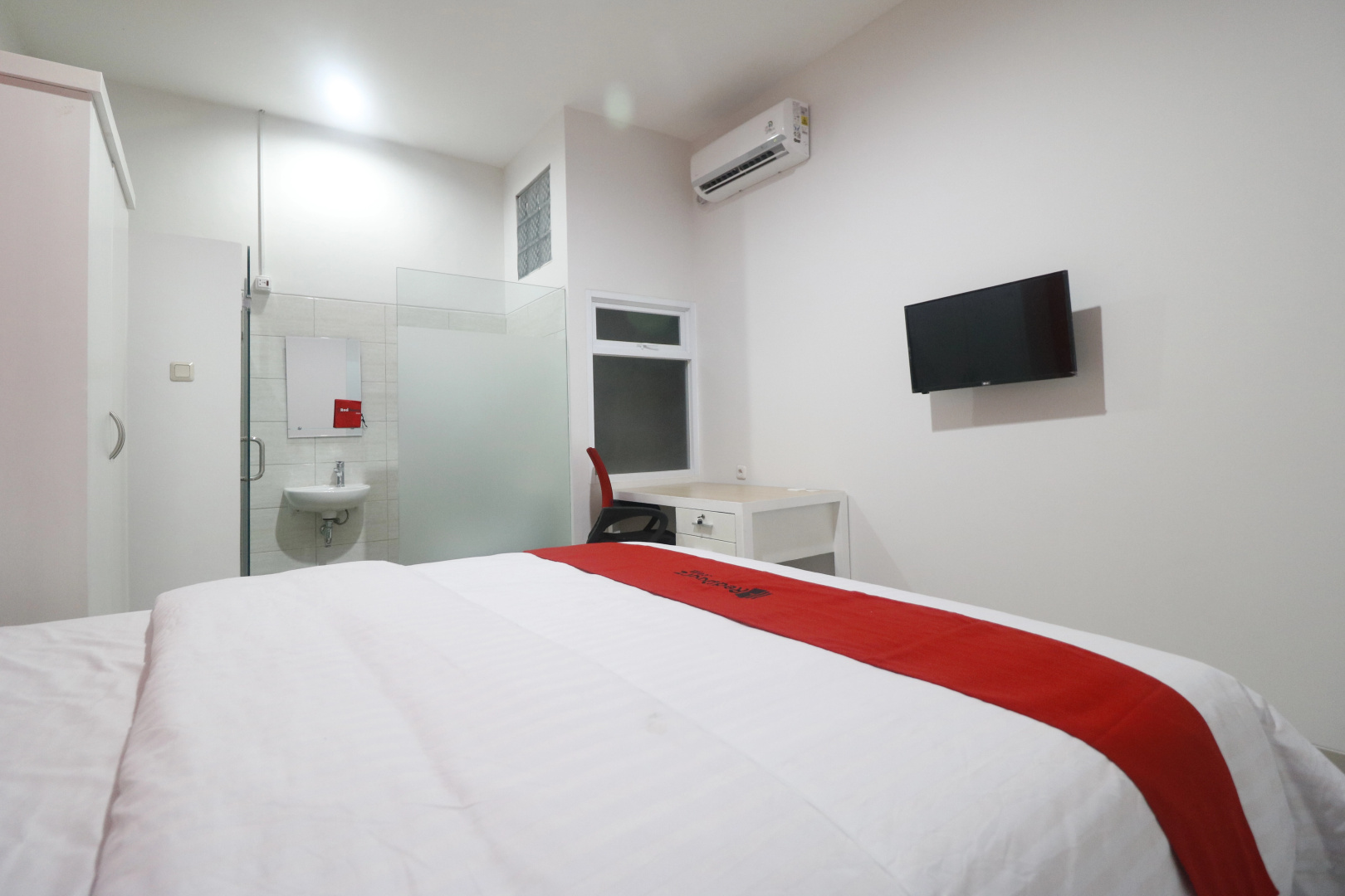 Foto - RedDoorz Plus near Living Plaza Jababeka