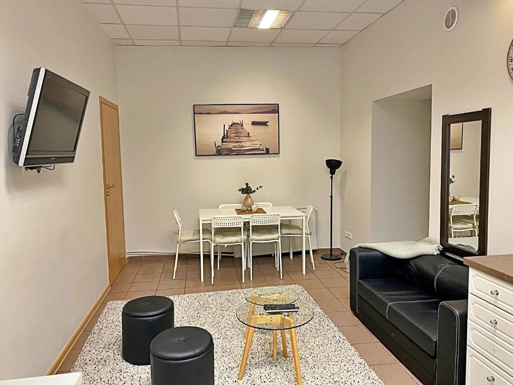 City Centre 3BD Apartment by Hostlovers