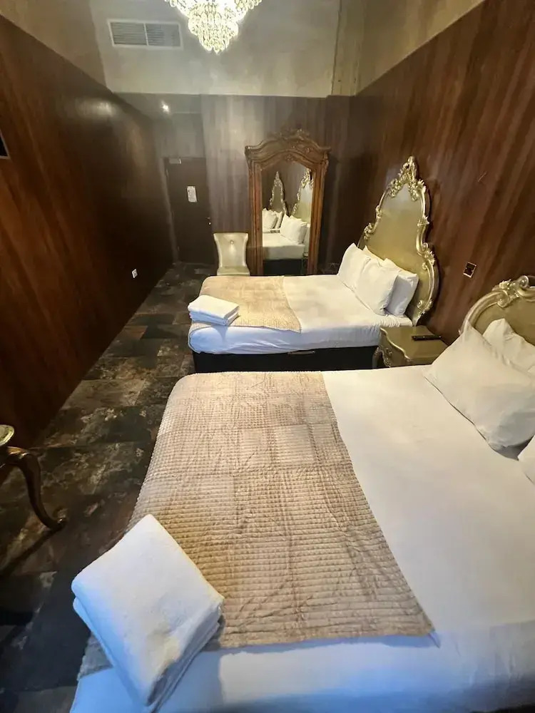 Photo - White Star Line Hotel