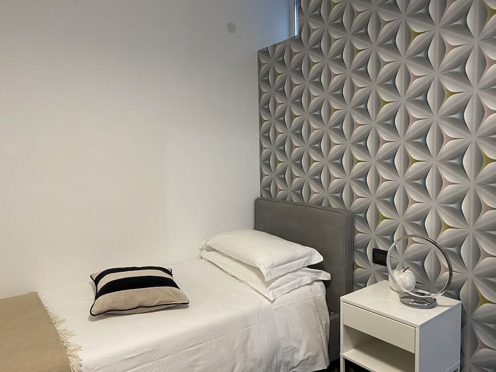 Photo - Gatto Bianco Le Mura