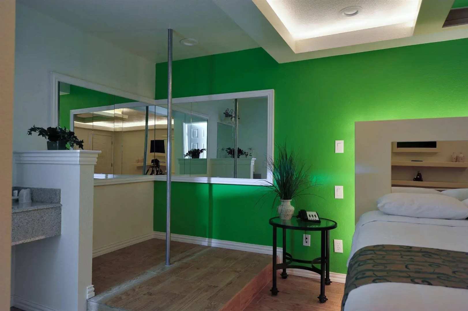 Photo - Romantic Inn & Suites