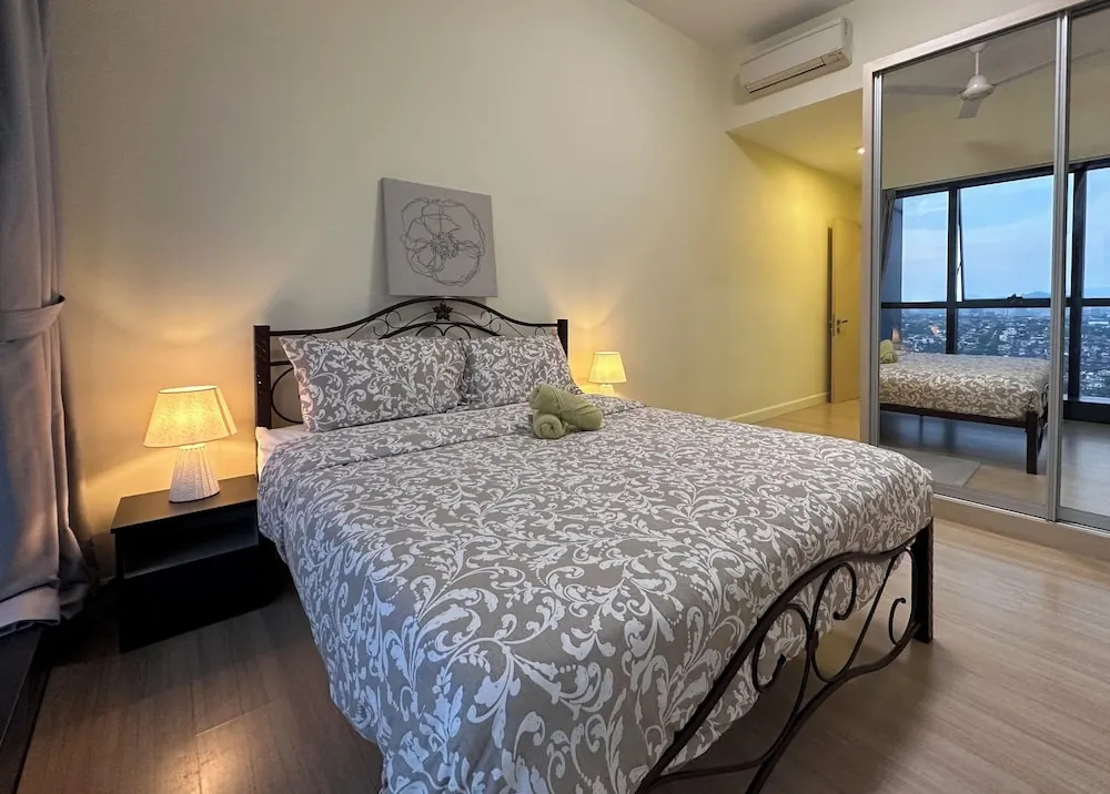 Skyline Luxe 4BR Retreat with En-suites