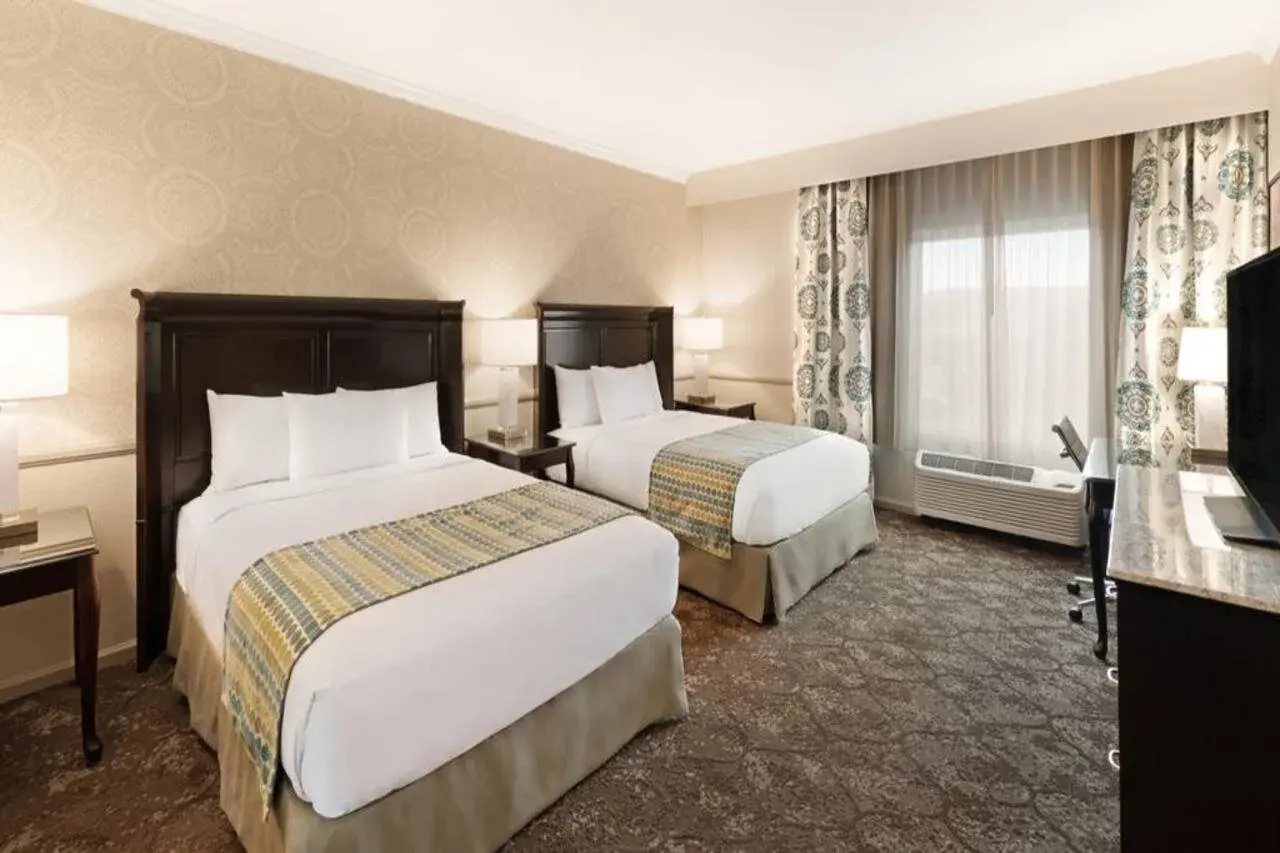 Photo - Ayres Hotel Corona – Riverside