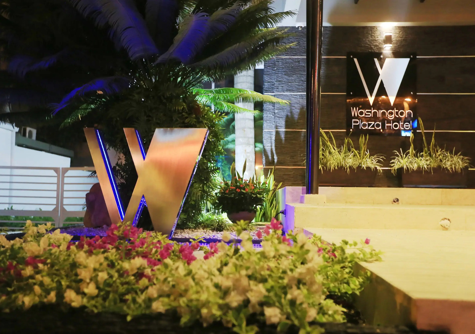 Photo - Washington Plaza