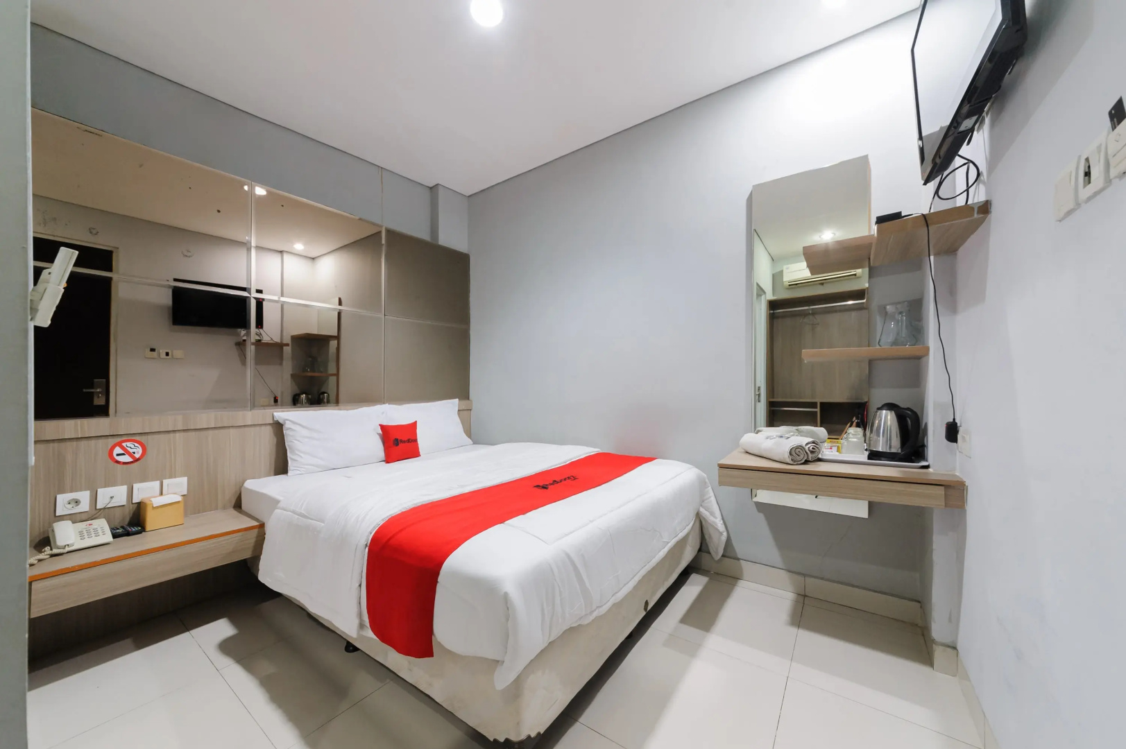 Photo - RedDoorz Plus near Grand Indonesia Jakarta