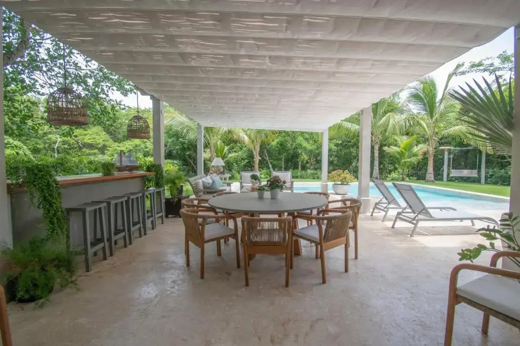 Foto - Stylish fully-staffed villa near beach and lagoons in exclusive golf resort