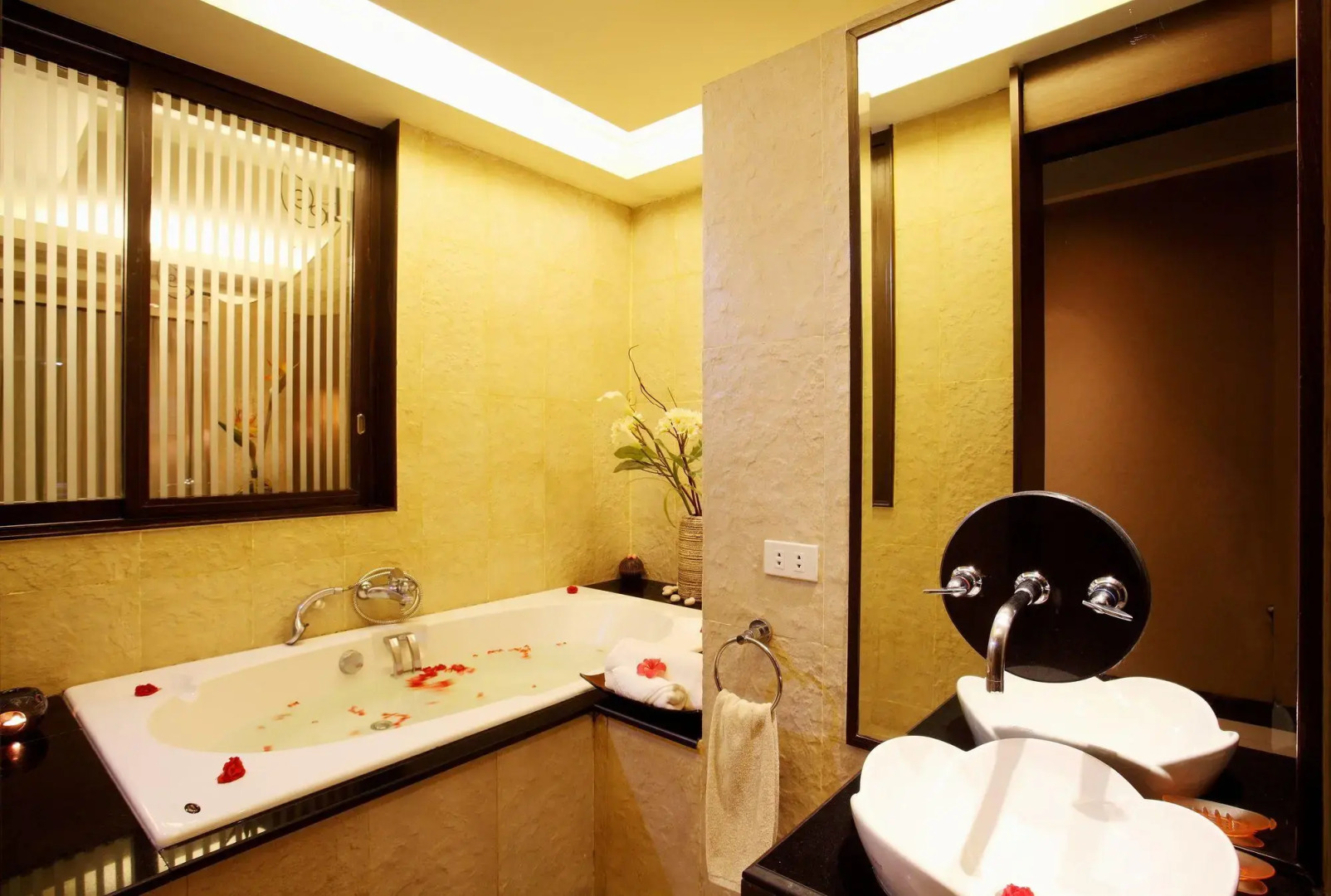 Photo - Twin Towers Hotel