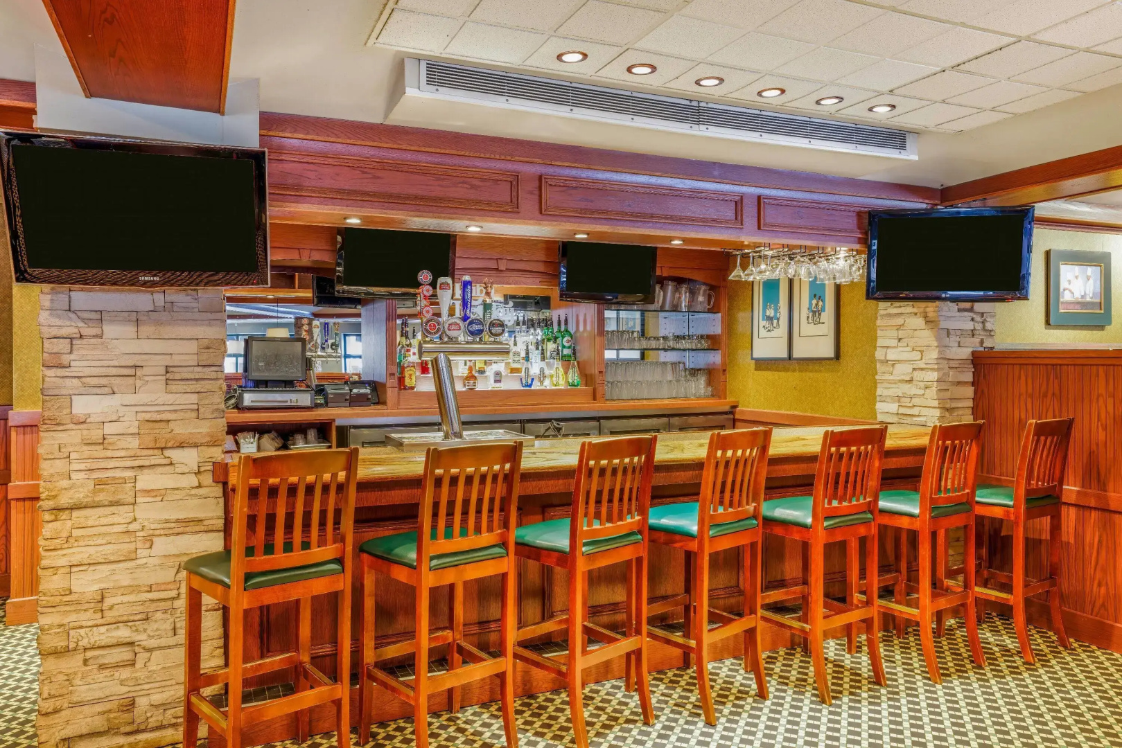 Photo - Travelodge by Wyndham Niagara Falls at the Falls