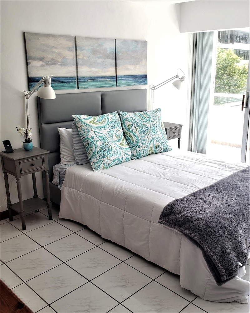 Brand NEW Studio 1 Block to Beach/lagoon