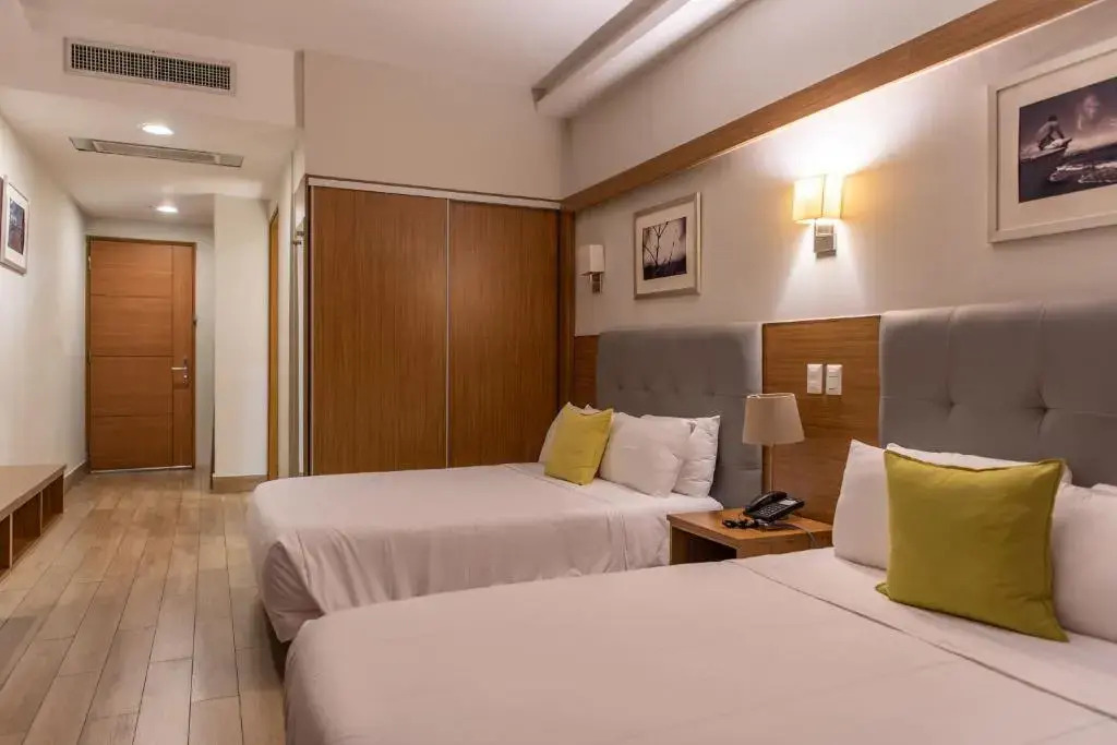 Photo - Weston Suites Hotel