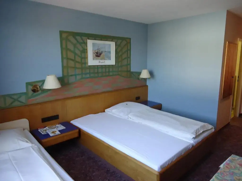 Photo - enjoyHotel garni Korntal Stuttgart b&b Parkplatz Sprinter Penny eTank