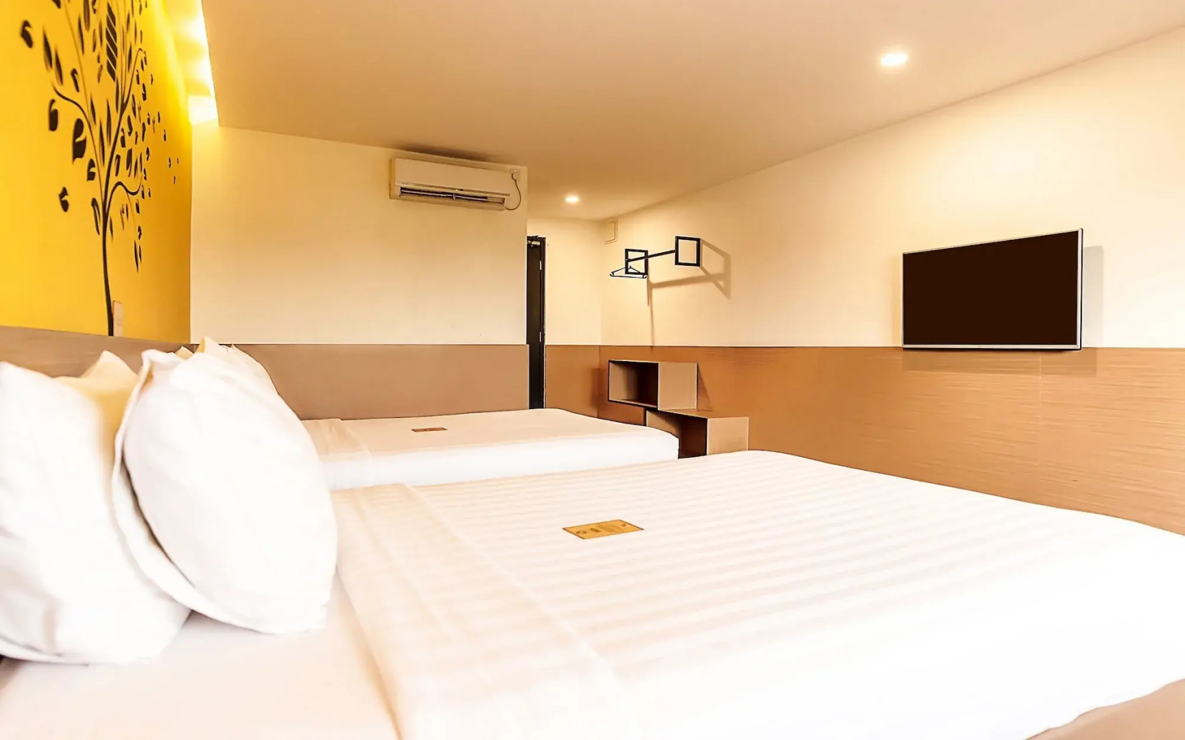 Photo - Yellow Bee Tangerang