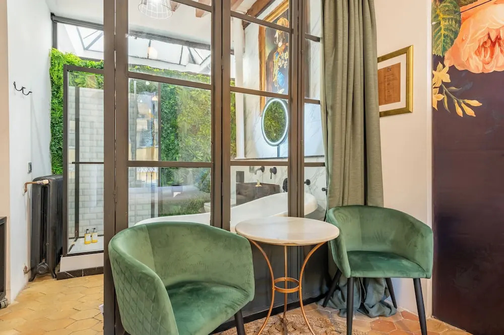 Photo - Dog Admiral - Urban Guest House