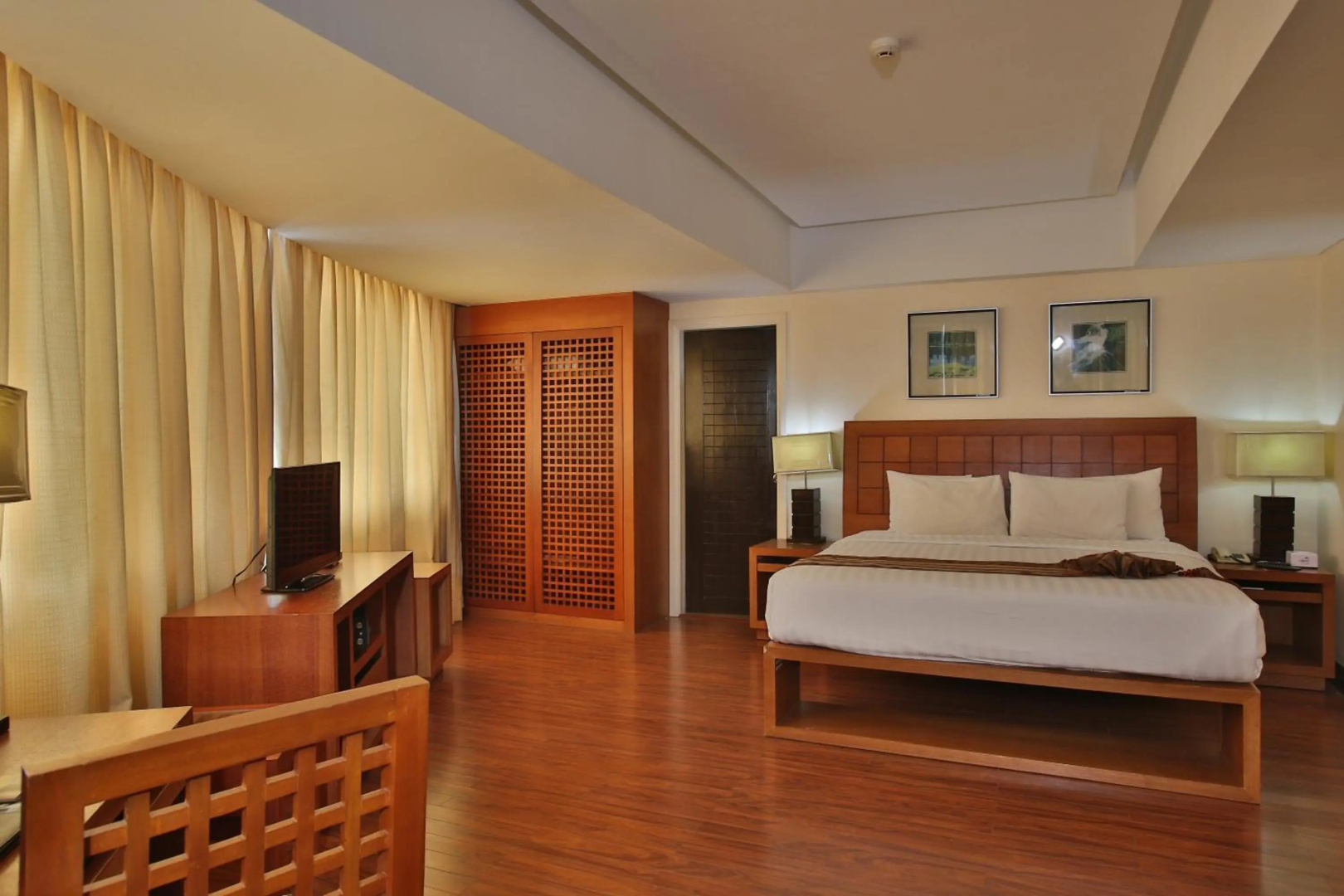 Photo - Crown Regency Hotel and Towers