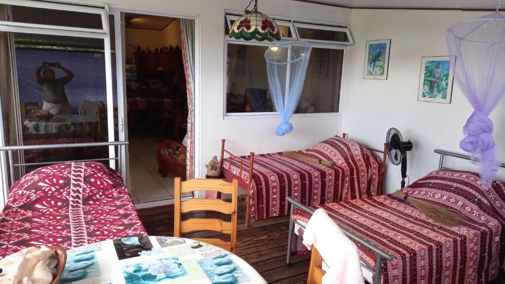 Sweet Mini Dortoir sur notre terrasse couverte pour vos transits entre deux vols by Kohutahia Lodge, 7 min by car to airport and town