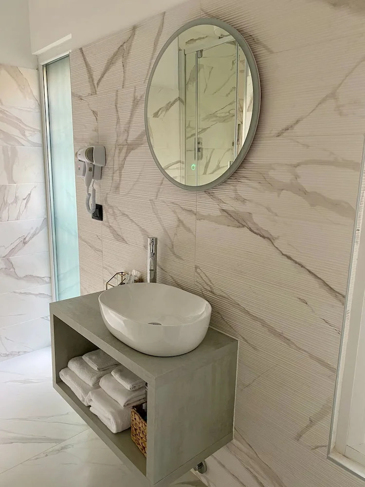 Photo - Gatto Bianco Le Mura