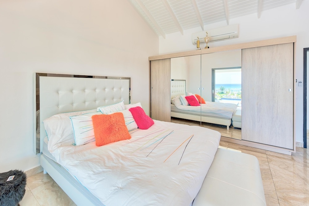 Swanky Caribbean Estate, Ocean Views, Heated Pool, AC, Free Wifi, Ping Pong, Pool Table