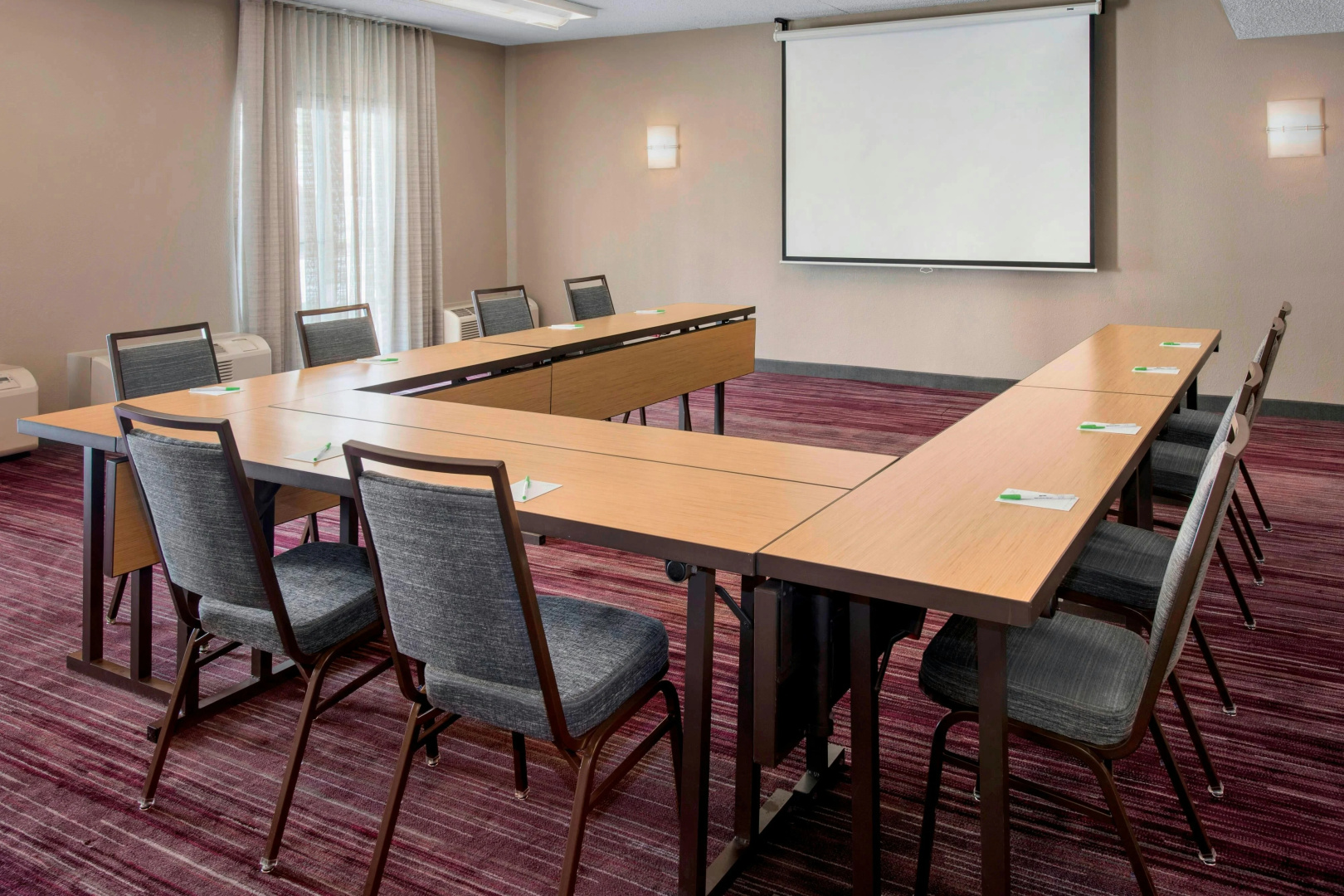 Foto - Courtyard by Marriott Newark Liberty International Airport