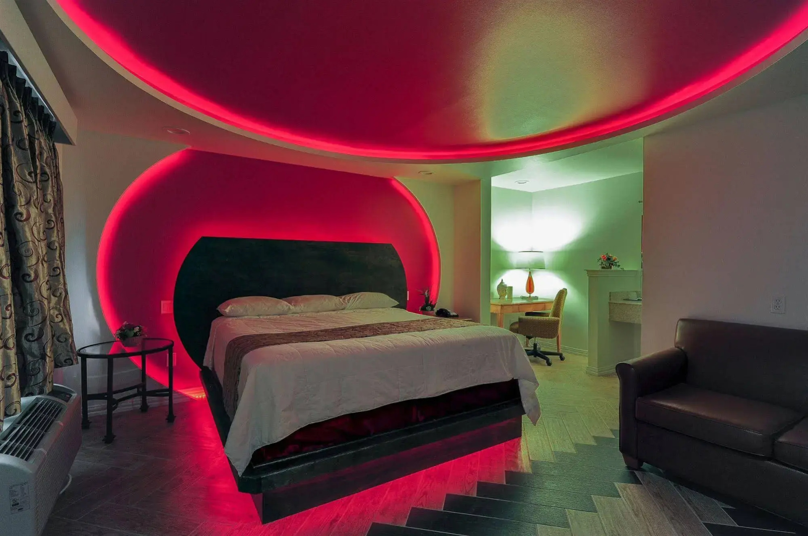 Photo - Romantic Inn & Suites