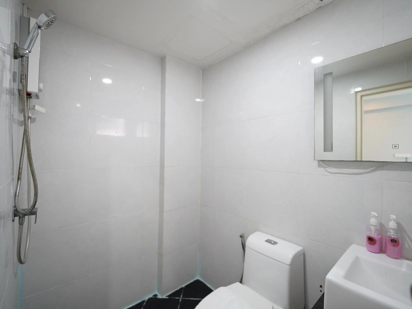 Photo - RoomQuest Bangkok Don Mueang Airport 1