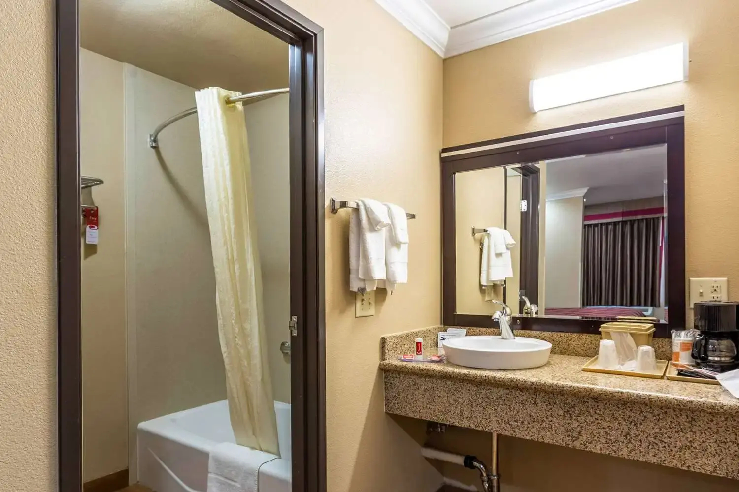 Photo - Econo Lodge Inn & Suites Escondido Downtown