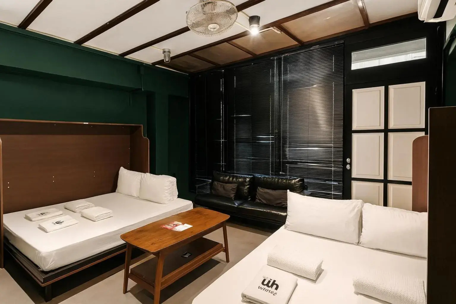 Photo - Wink at Mosque Street