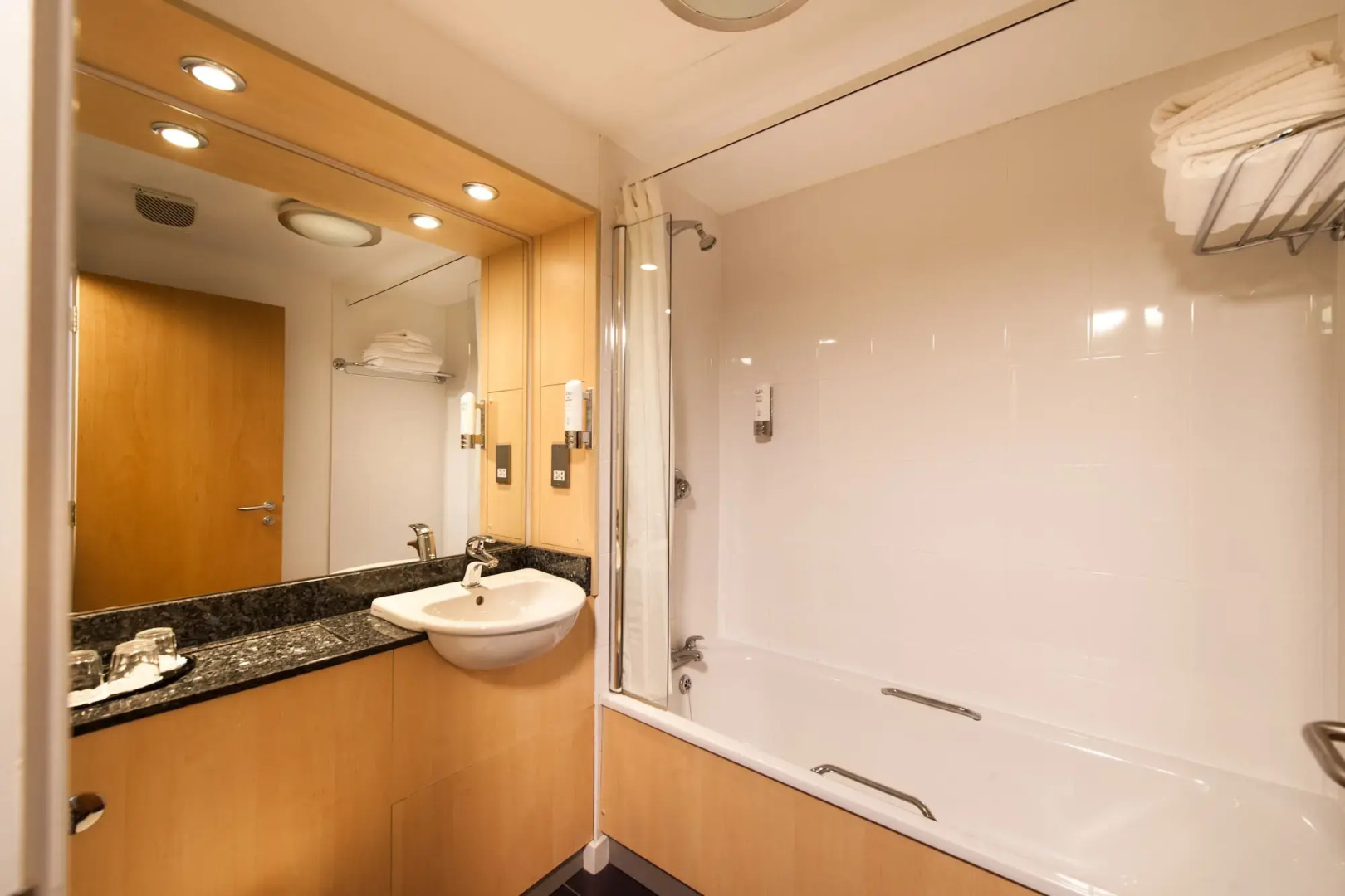 Photo - Leonardo Inn Aberdeen Airport