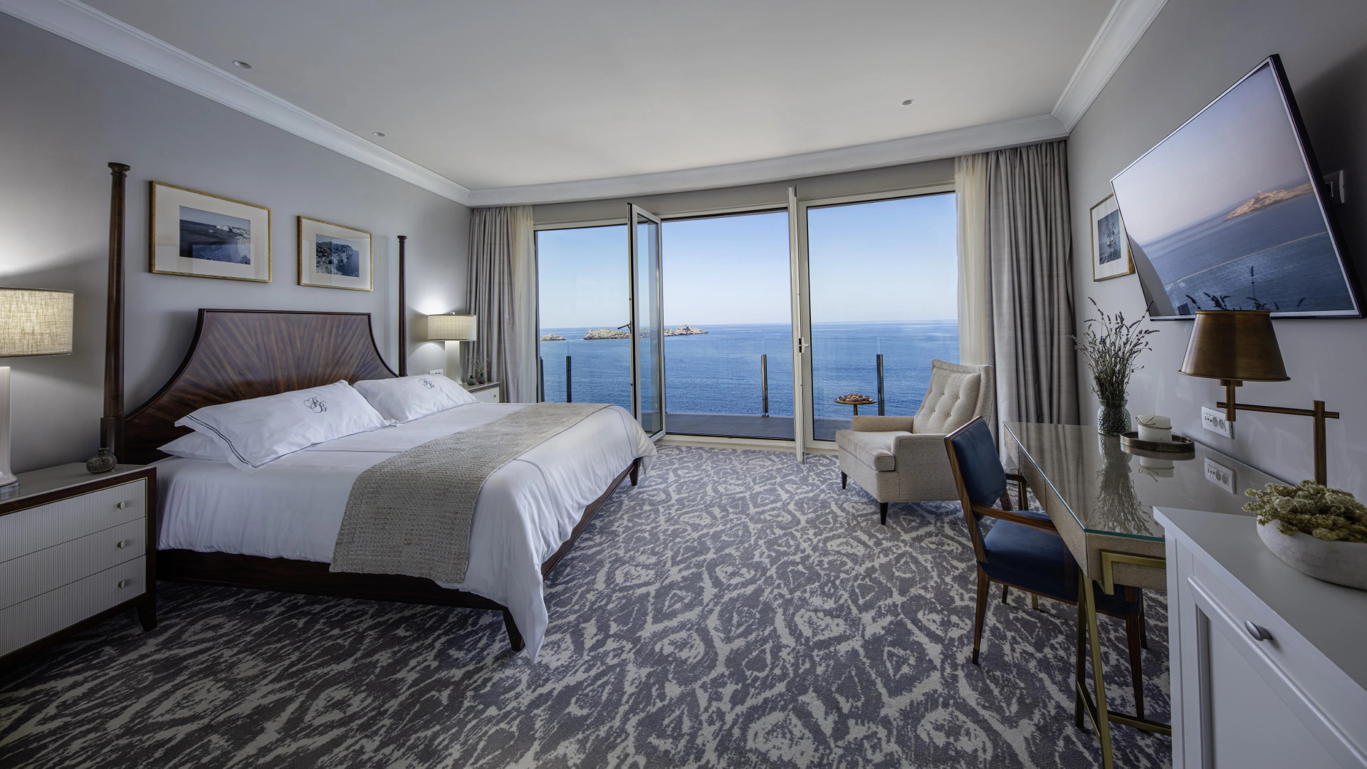 Photo - Royal Blue Hotel