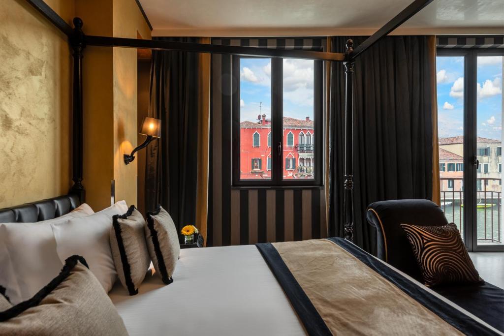 Photo - Carnival Palace - Venice Collection