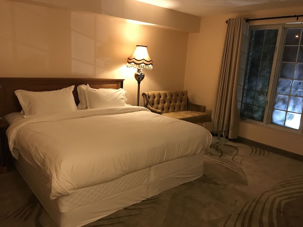 Photo - Fullerton Manor Inn