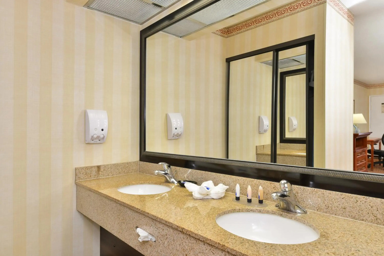 Foto - Best Western Plus Raffles Inn & Suites