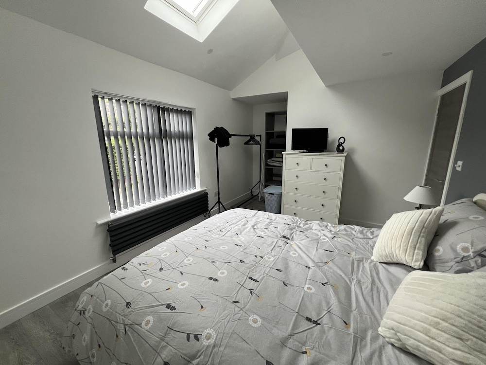 Whole House -sleeps4-parking-garden-bikinghiking