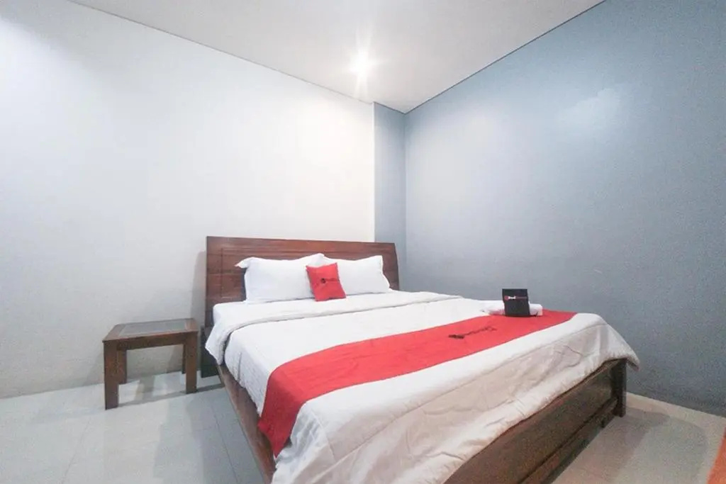 Foto - RedDoorz Plus near Green Pramuka Square Mall