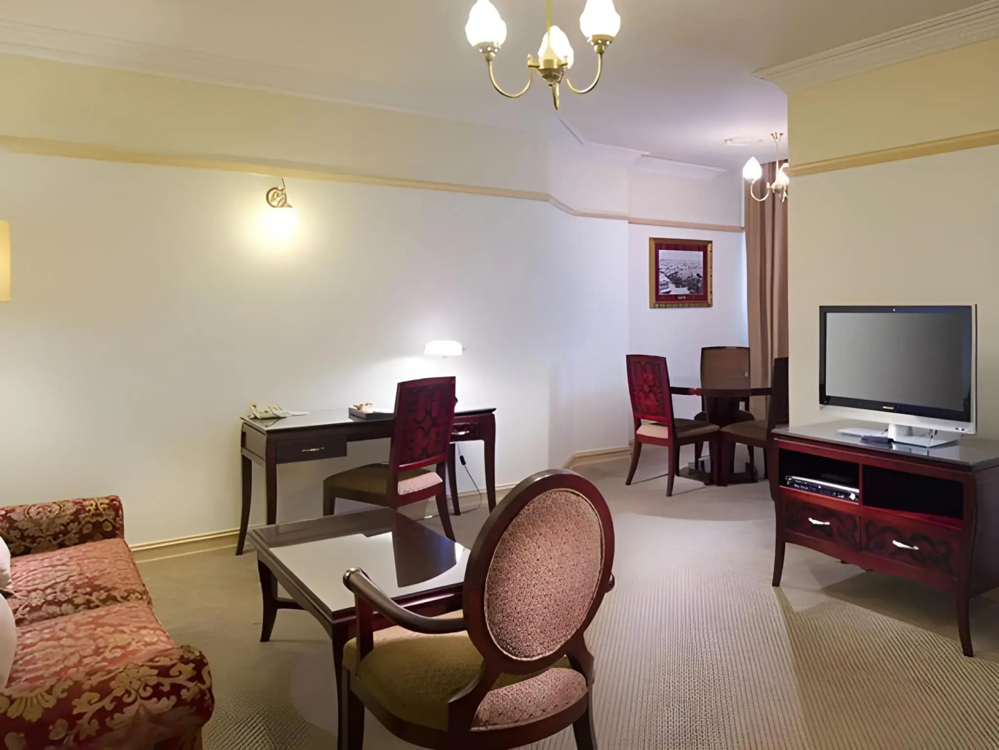 Photo - Royal Albert Hotel