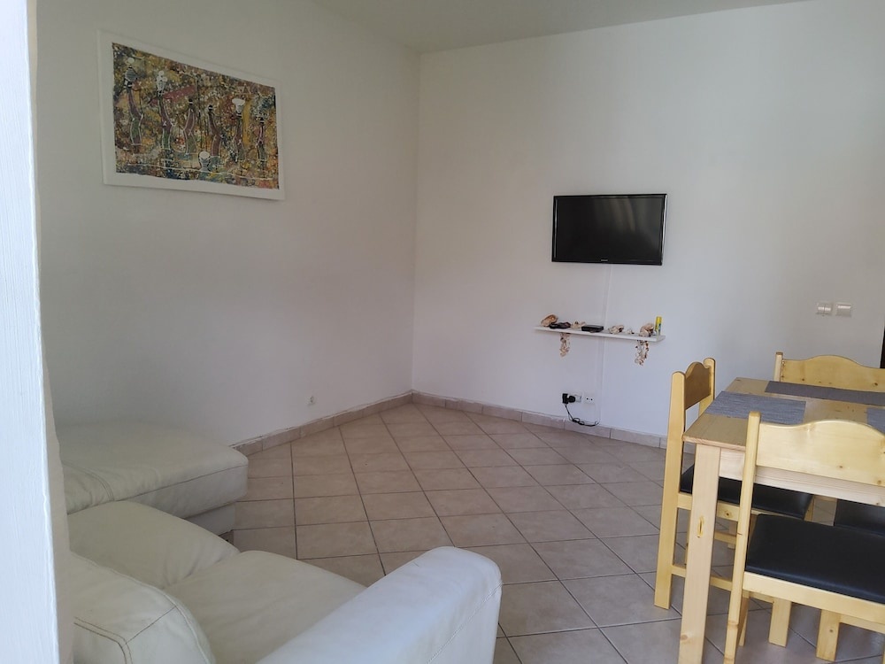 Impeccable 2-bed Apartment Located in Santa Maria