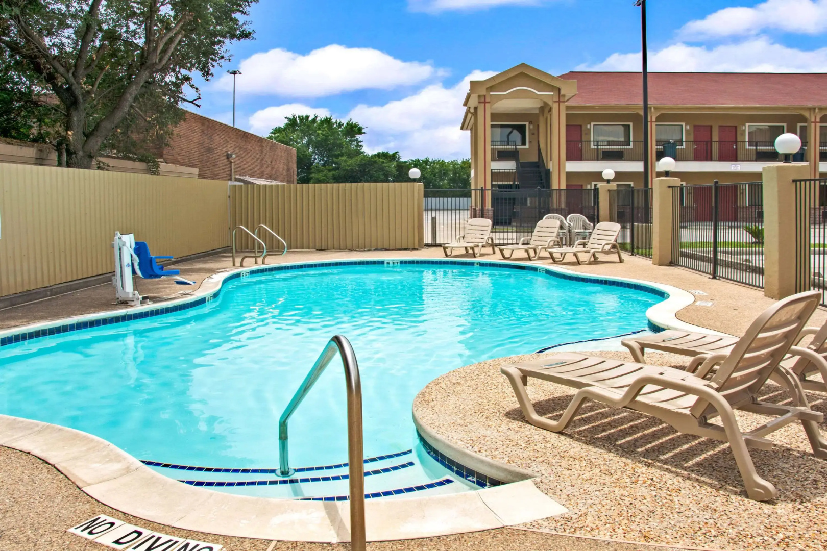 Photo - Super 8 by Wyndham Houston/Brookhollow NW