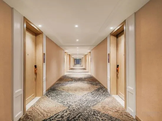 Vienna Hotel (Zhuji Station Baolong Plaza)