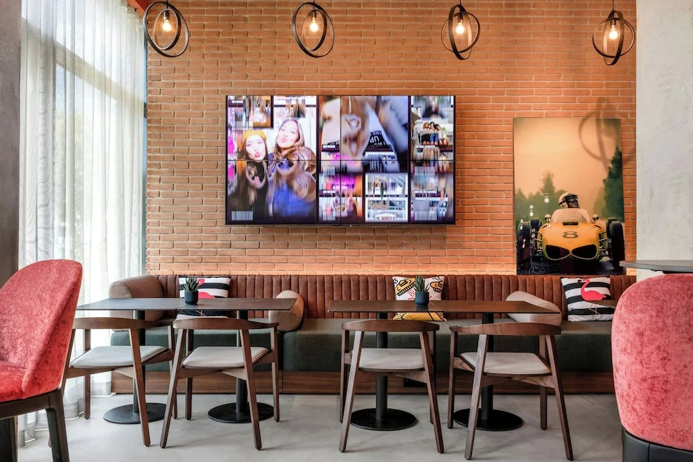 Photo - Moxy Verona