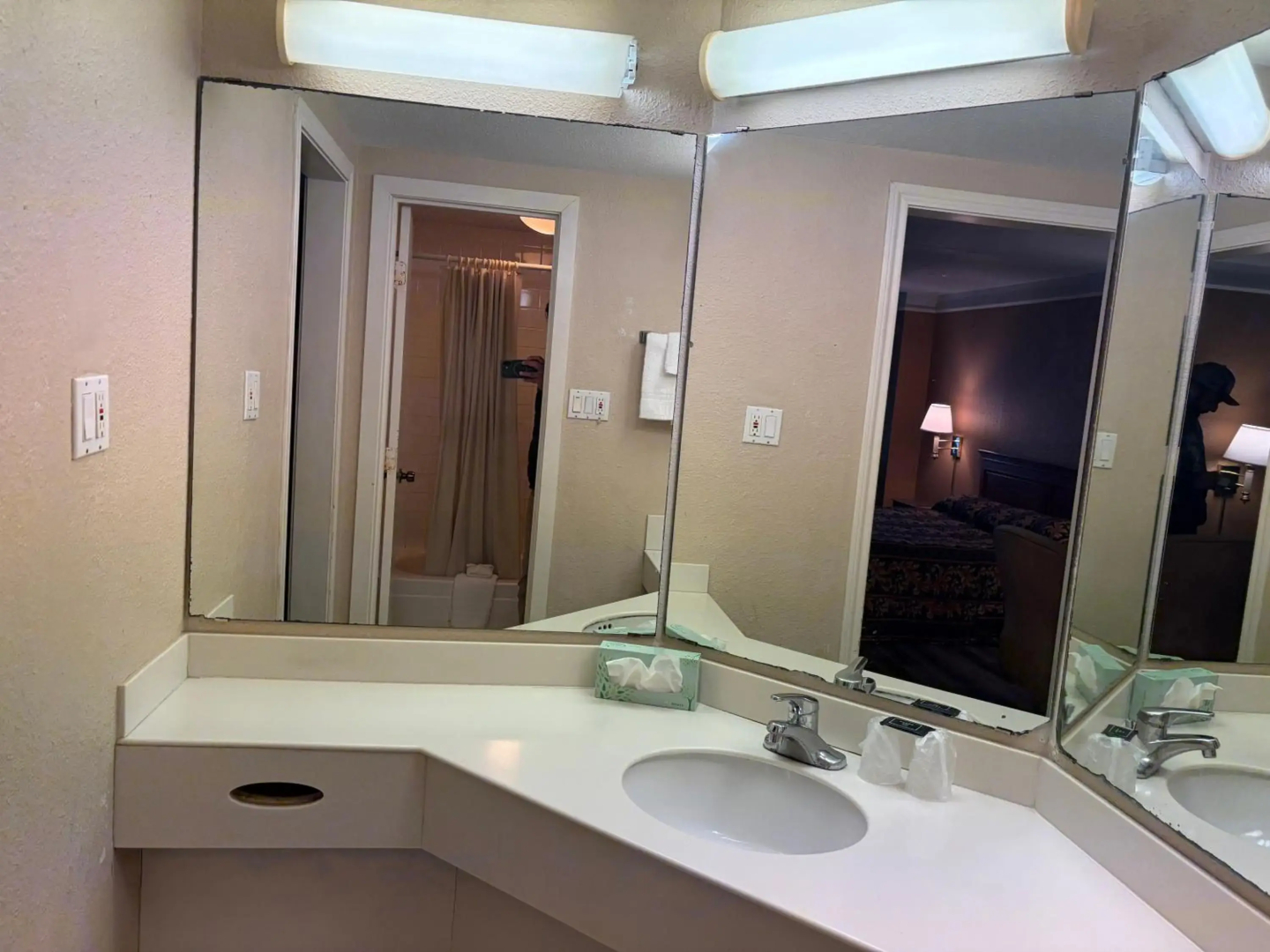 Photo - America's Inn Houston/Stafford /Sugarland