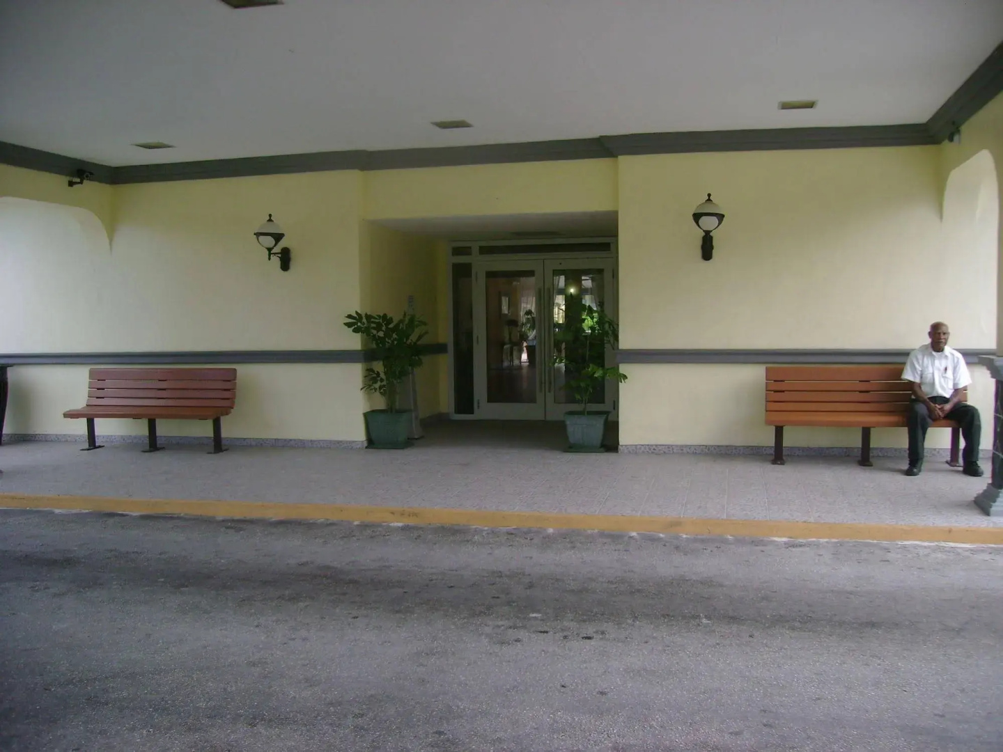 Photo - Royal Islander Hotel