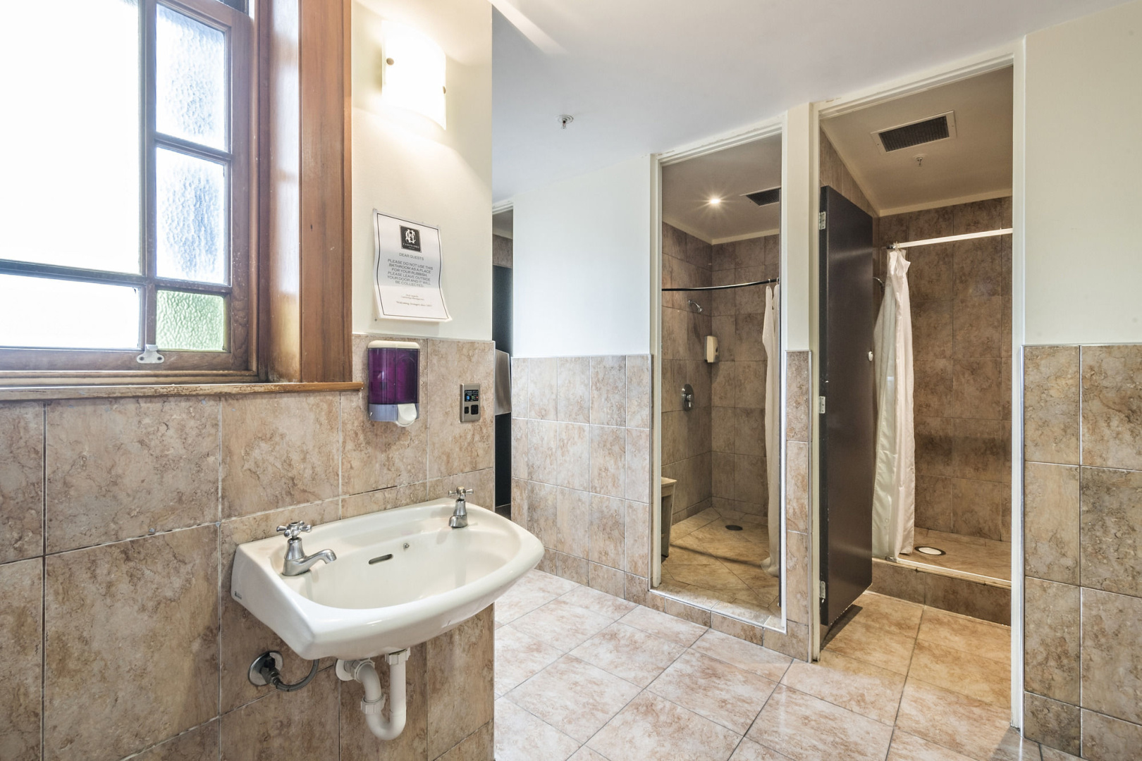 Photo - The Cambridge Hotel & Backpackers