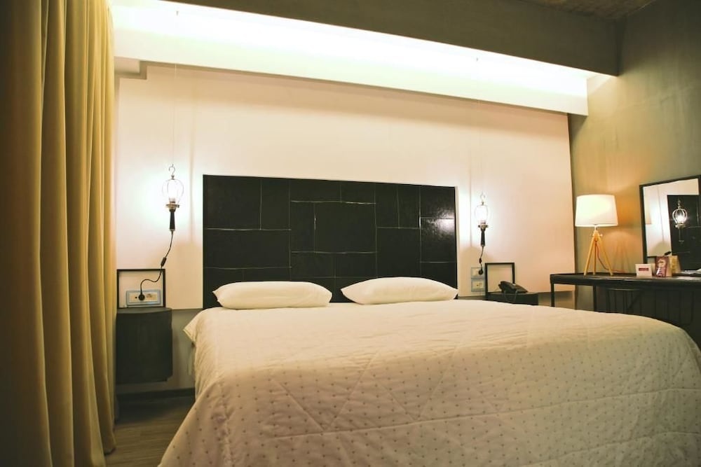 Adonis City Hotel