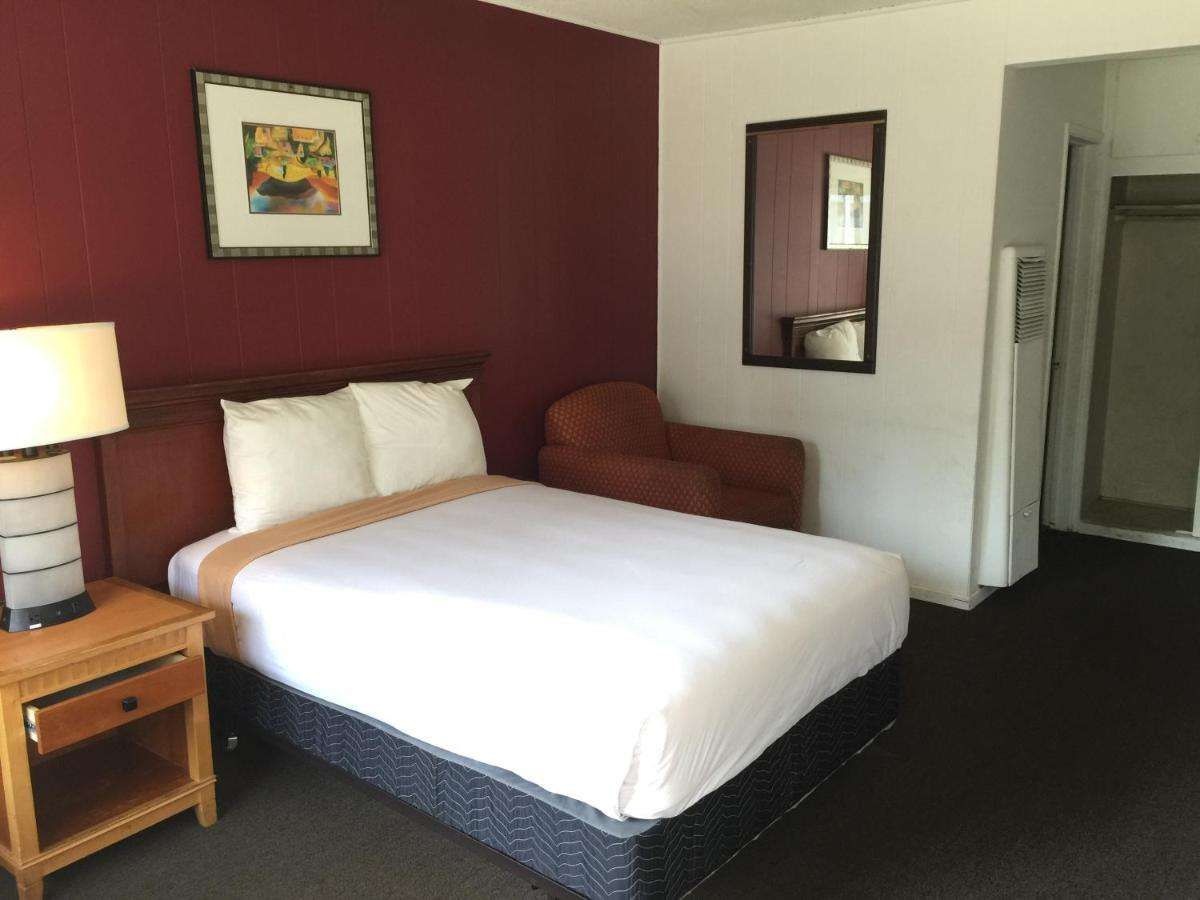 Photo - Holiday Lodge