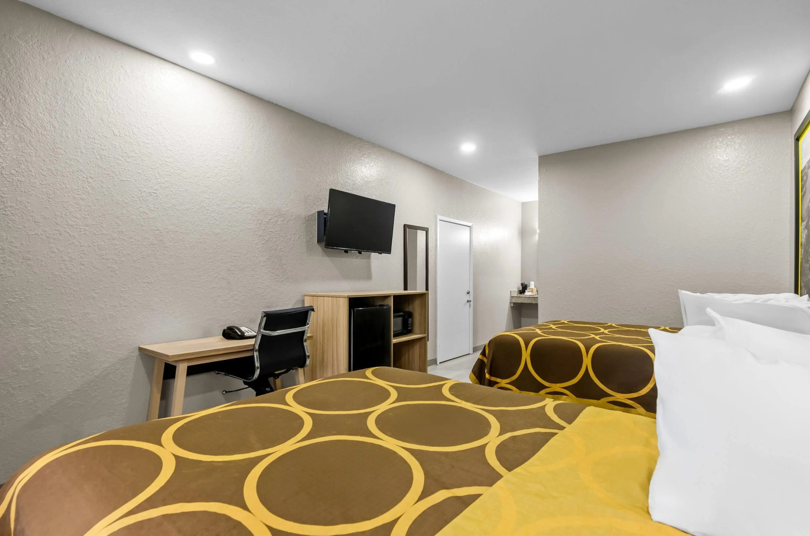 Photo - Super 8 by Wyndham Houston/Brookhollow NW