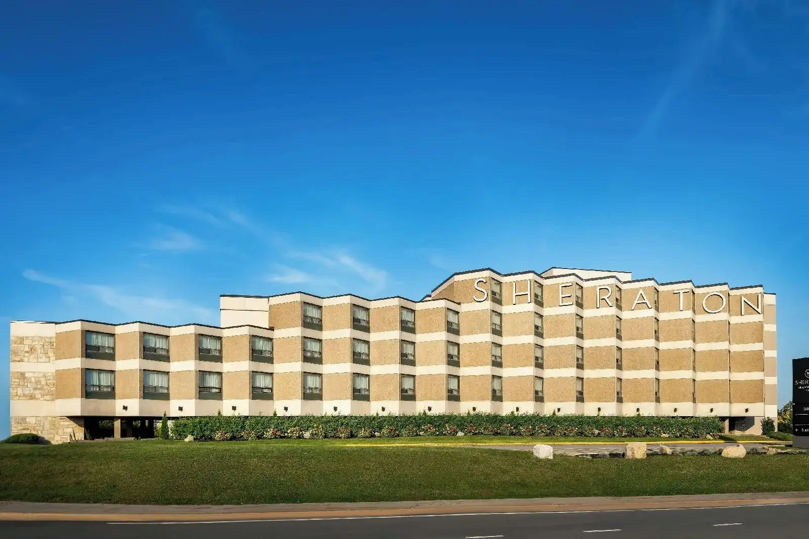 Photo - Sheraton Montreal Airport Hotel