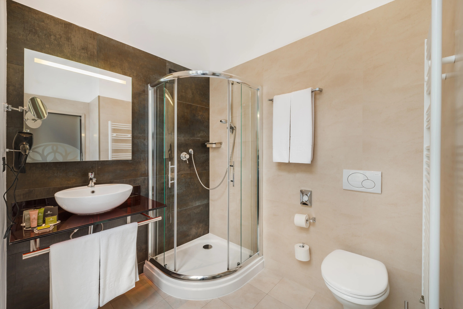 Photo - Ikonik Parlament