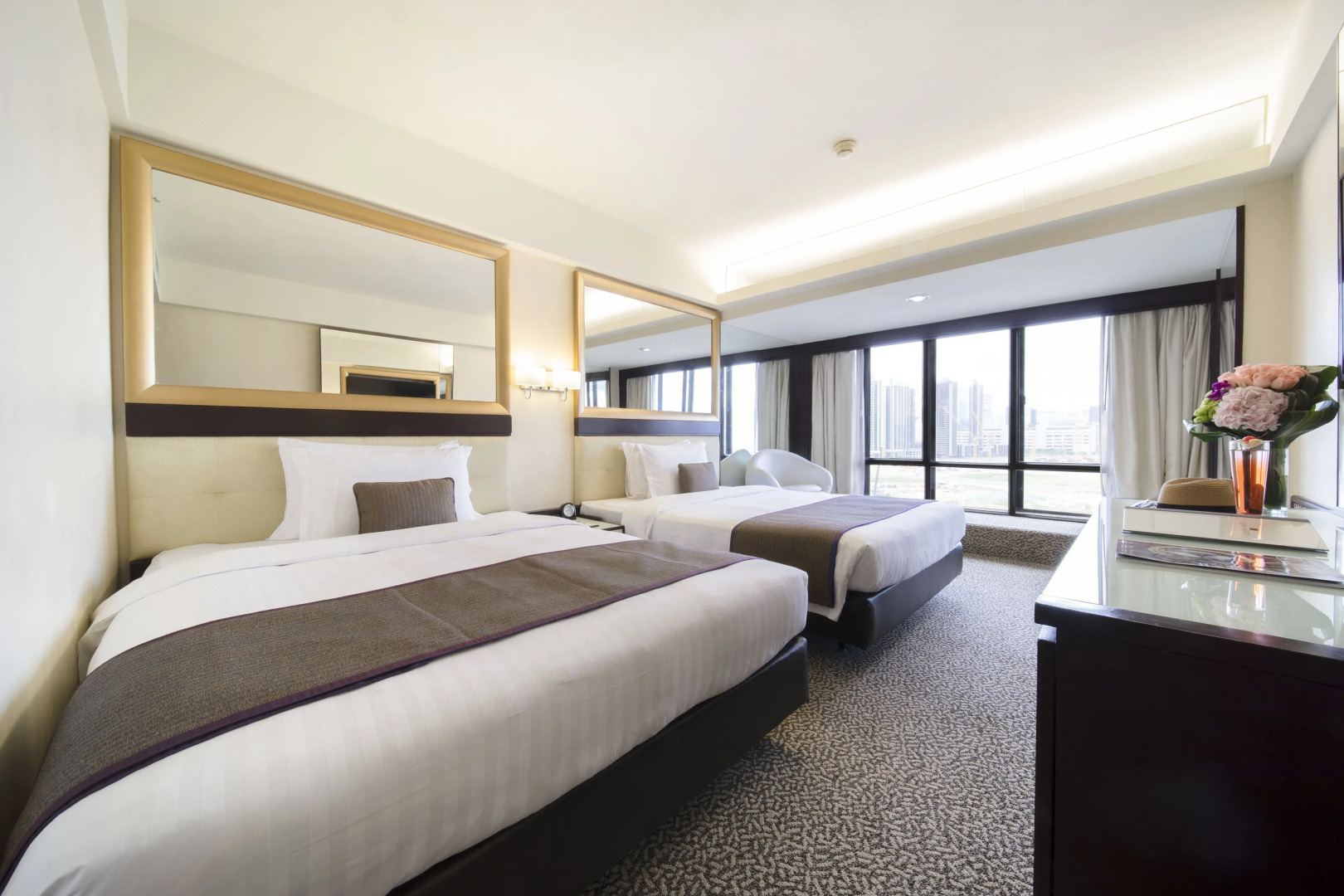 Photo - Regal Oriental Hotel