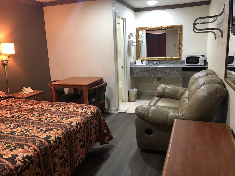 Photo - Golden Inn Dallas by Hotel O