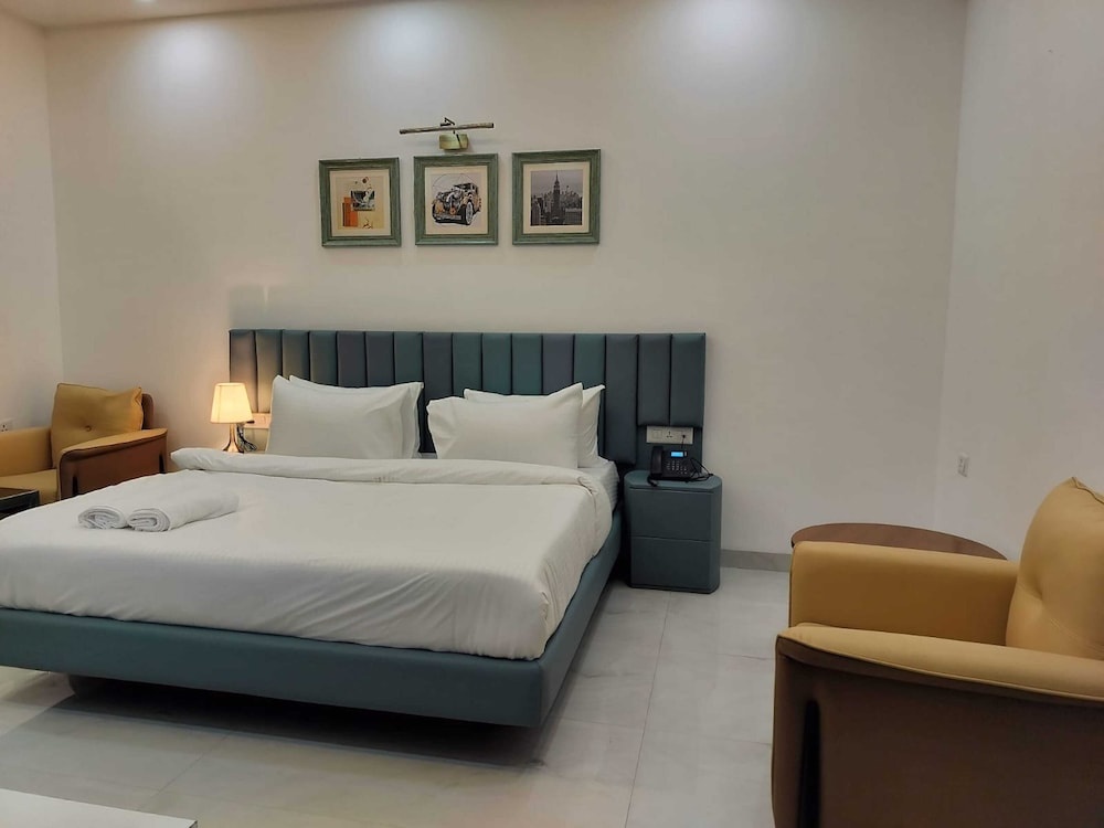 The Hoften Elite 32 Avenue, Sector 15, Gurugram